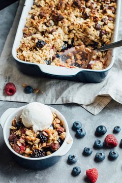Muesli bake with fresh berries and vanilla ice cream