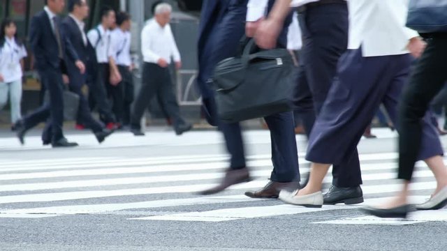 4K・歩く人々