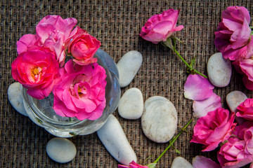 Obraz na płótnie Canvas Pink rose bouquet on wooden rustic background