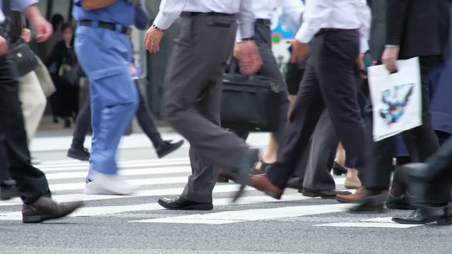 4K・歩く人々