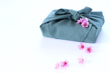 桜の花と風呂敷包み