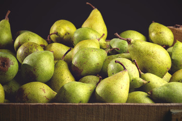 Bio Birnen in einer Holzkiste Nahaufnahme