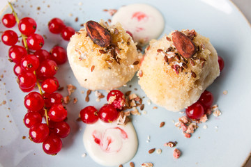 dessert mit johannisbeeren