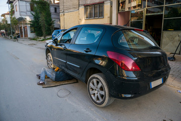 Fototapeta na wymiar Fixing the car in the street