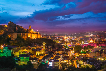Obraz premium Panoramiczny widok na Tbilisi, Gruzja po zachodzie słońca