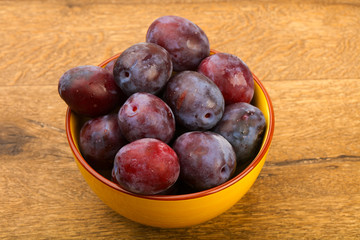 Plums in the bowl