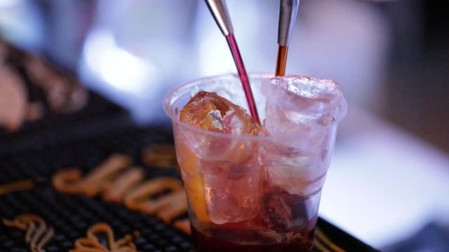 Barman sta preparando un cocktail per dei clienti in un locale notturno. Super slow motion. 