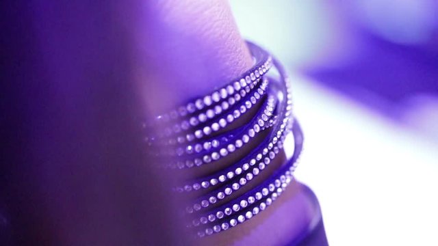 bracciali di una ragazza al polso in una discoteca
