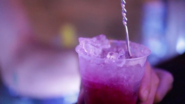 Barman sta preparando un cocktail per dei clienti in un locale notturno. Super slow motion. 
