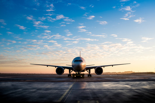 Großes Flugzeug Ansicht von vorne 