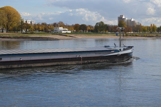 Binnenschifffahrt auf dem Rhein