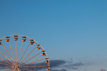 Riesenrad vor blauem Himmel