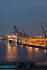 Fototapeta na wymiar Hamburger Hafen bei Dämmerung