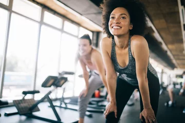  Fit sportvrouw trainen en trainen bij fitnessclub © NDABCREATIVITY