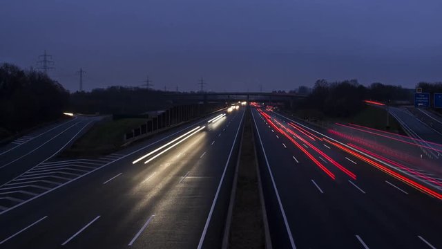 Zeitraffer Autobahn Verkehr in der Nacht Sonnenaufgang