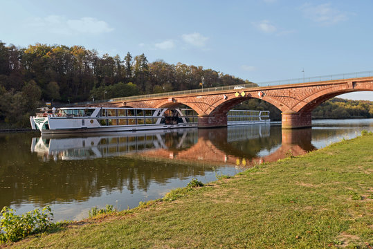 Kreuzfahrtschiff unter der alten Mainbr&uuml;cke Marktheidenfeld
