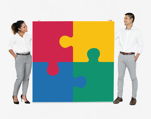 Fototapeta premium Businesspeople connecting jigsaw puzzle pieces