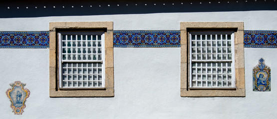 Fenêtres traditionnelles à Viseu, Beira Alta, Portugal - obrazy, fototapety, plakaty