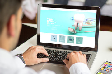 Fototapeta premium businessman dental clinic on computer