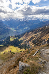 Fototapeta premium Wanderweg auf dem Berg Niesen mit Blick auf die Schweizer Alpen – Berner Oberland, Schweiz