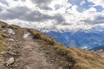 Fototapeta na wymiar Wanderweg auf dem Berg Niesen mit Blick auf die Schweizer Alpen – Berner Oberland, Schweiz