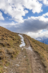 Wanderweg auf dem Berg Niesen mit Blick auf die Schweizer Alpen – Berner Oberland, Schweiz