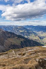 Fototapeta premium Wanderweg auf dem Berg Niesen mit Blick auf die Schweizer Alpen – Berner Oberland, Schweiz