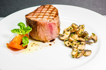 Steak mit Pilzen und Tomaten