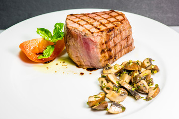 Steak mit Pilzen und Tomaten