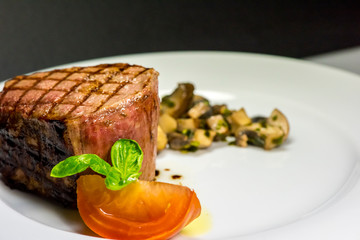 Steak mit Pilzen und Tomaten