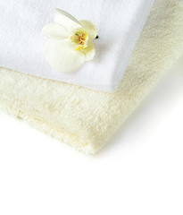 Obraz na płótnie Canvas Spa towels with white Orchid flower on white