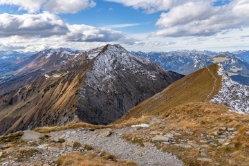 Wanderweg auf dem Berg Niesen mit Blick auf die Schweizer Alpen – Berner Oberland, Schweiz