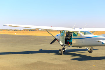 avion et cockpit sur une piste d'atterissage 