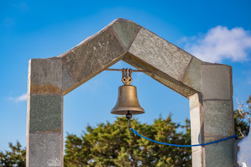 Fototapeta premium Arch with a bell near the Temple in Greece