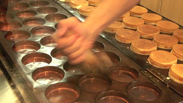 大判焼き、今川焼きの調理 / Process of making Japanese style pancake, Ohbanyaki,Imagawayaki
