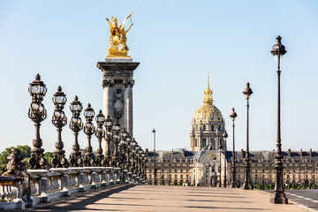 Brücke Pont Alexandre III mit Hotel des Invalides. Paris, Frankreich
