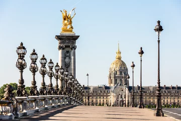 Foto op Plexiglas Pont Alexandre III Pont Alexandre III-brug met Hotel des Invalides. Parijs, Frankrijk