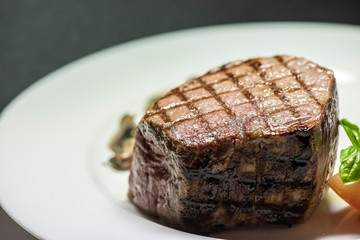 Steak mit Pilzen und Tomaten