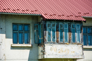Stare okna w budynku - obrazy, fototapety, plakaty