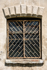 Stare zardzewiałe kraty w oknie