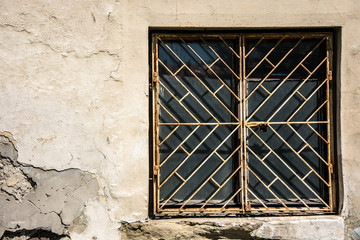 Stare zardzewiałe kraty w oknie