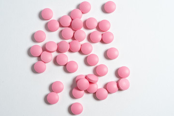 Obraz na płótnie Canvas pink pills isolated on white background
