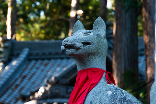 「狛狐」の写真素材 | 2,586件の無料イラスト画像 | Adobe Stock