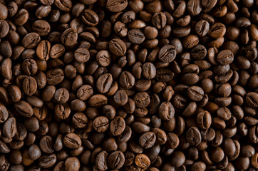 Obraz premium Roasted coffee beans as backgroundon the table