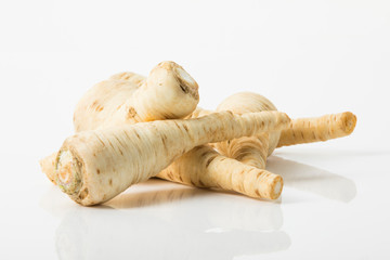 Wurzelpetersilie auf weißem Hintergrund