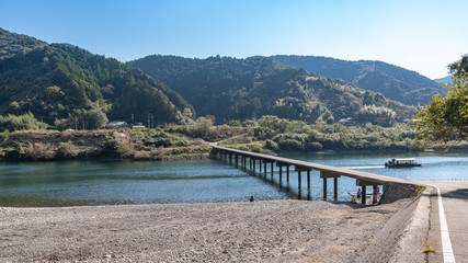 三里沈下橋の風景