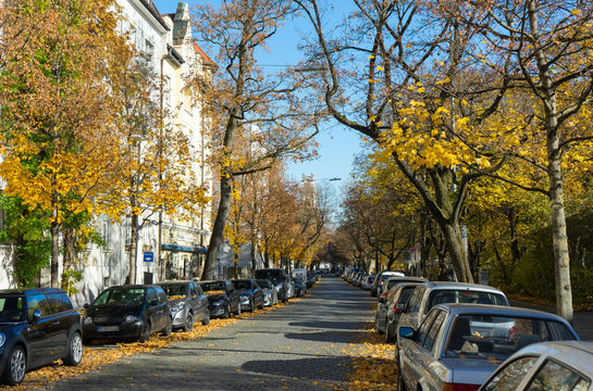 M&uuml;nchen Sendling - Valleystra&szlig;e mit Herbst B&auml;umen und Parkenden Autos