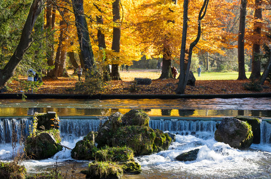 M&uuml;nchen Englischer Garten - Farbenspiele am Wasserfall am Schwabinger Bach / Eisbach im sch&ouml;nsten herbstlichen Gegenlicht