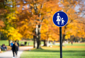 Gehweg-Schild Englischer Garten - München