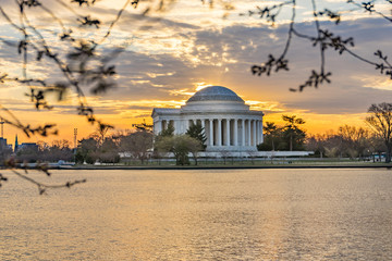 Obraz premium Thomas Jefferson Memorial with water, park, and sunset or sunrise in Washington DC